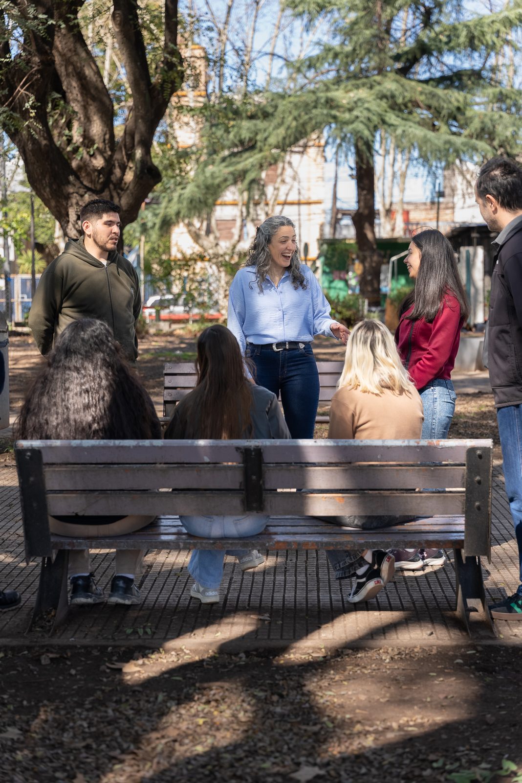 Ana Luz Balor conversando con vecinos en una plaza de Tres de Febrero